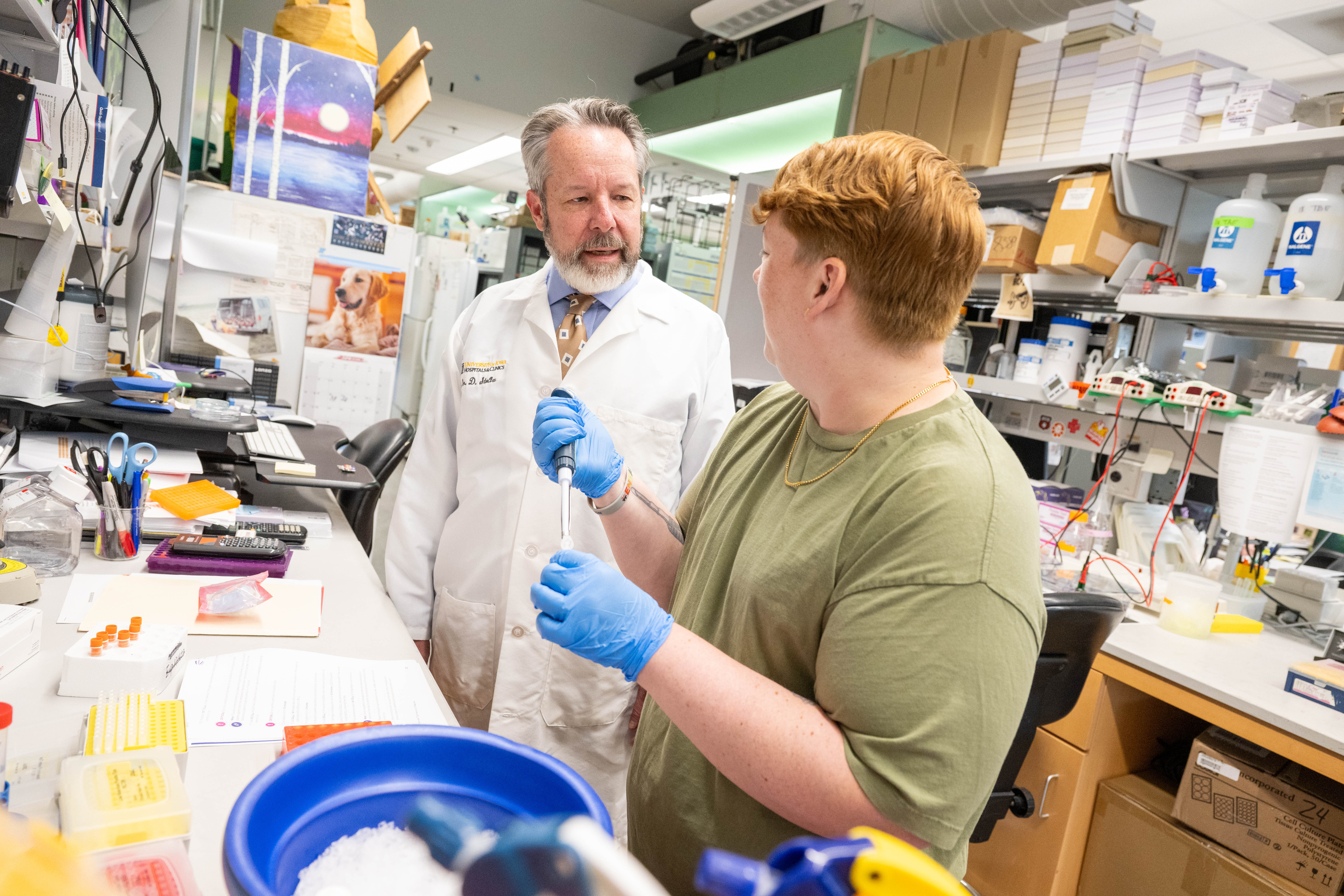 research lab - instructor mentoring student